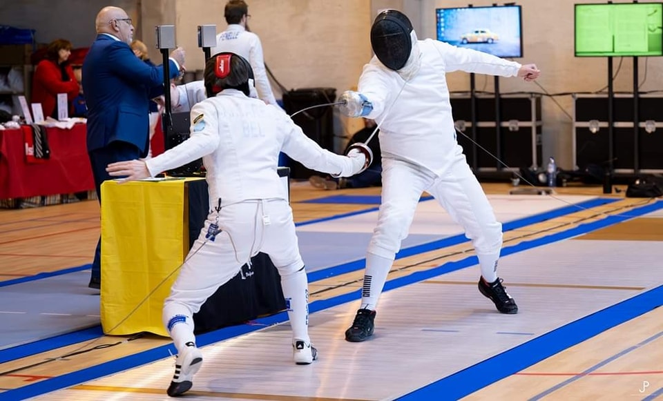 Image de deux escrimeurs en compétition.